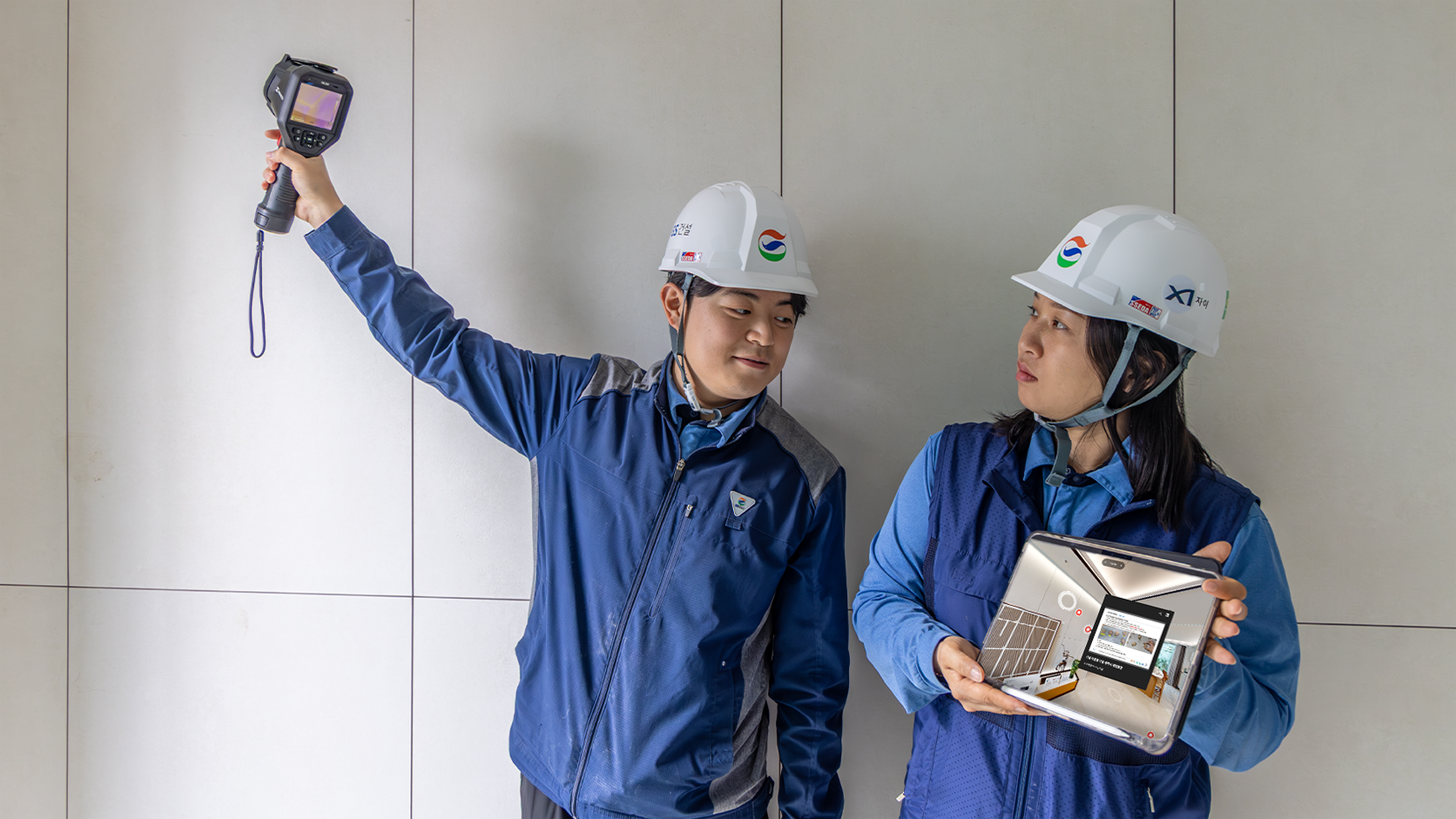 첨부 2. GS건설이 개발한 ‘하자 예방 플랫폼’을 활용해 시공중인 현장 직원에게 주요 하자 유형에 대해 설명하는 사진 (GS건설 제공)